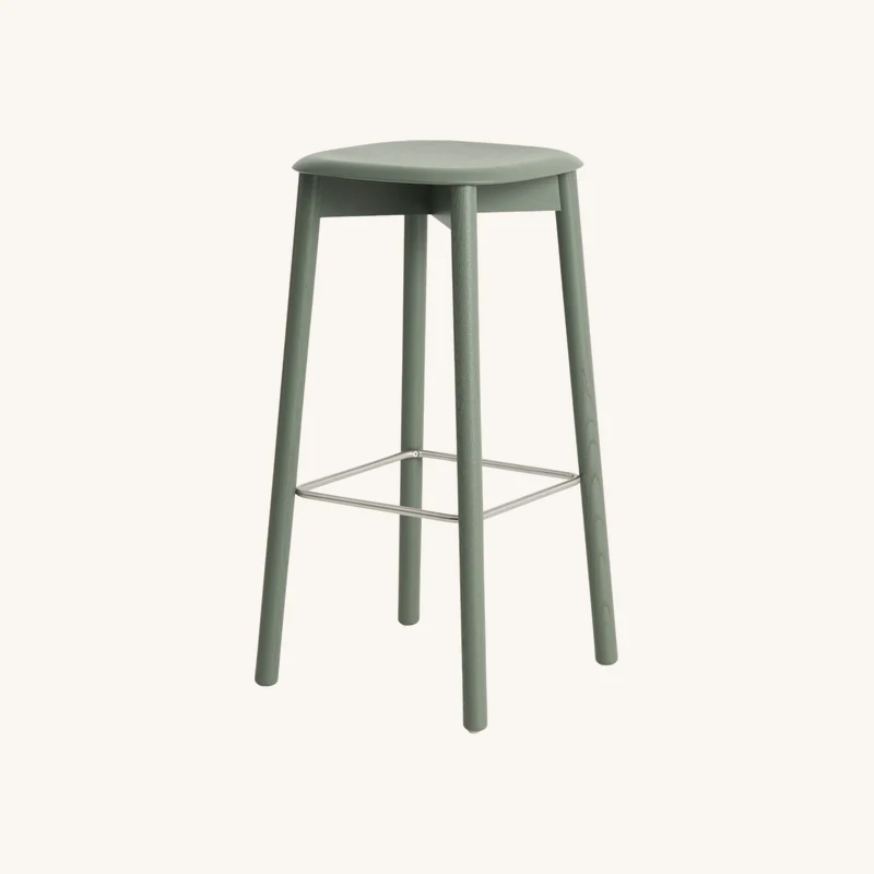 Tabouret en chêne laqué vert 37 chez The Cool Republic