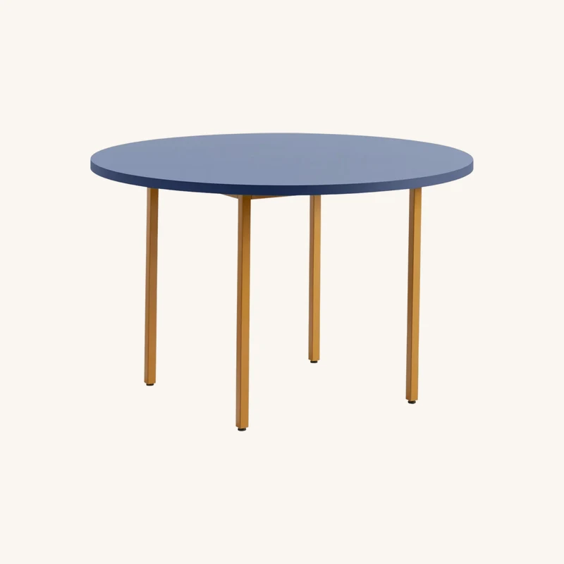 Table ronde en acier thermolaqué ocre et bleu chez The Cool Republic