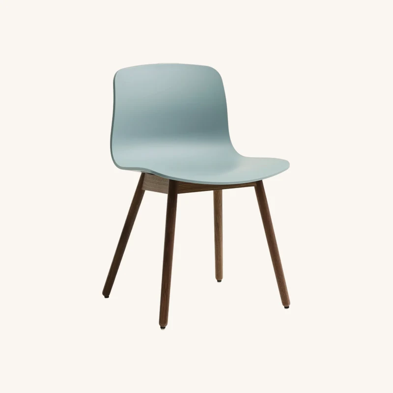 Chaise en plastique recyclé dusty blue et pieds chez The Cool Republic