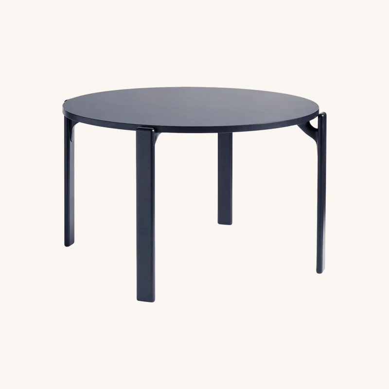 Table à manger en hêtre laqué bleu foncé chez The Cool Republic