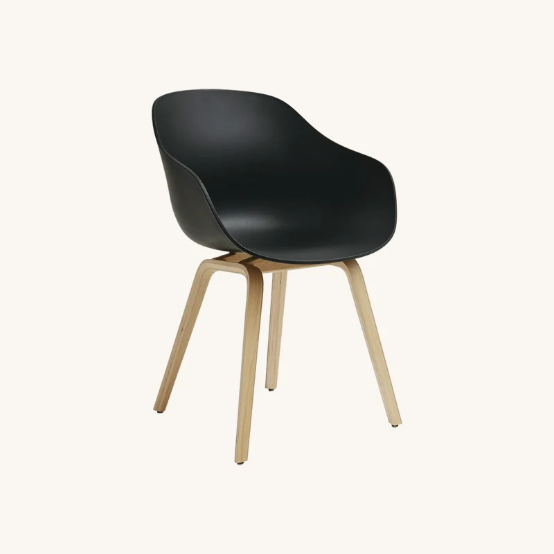Chaise avec accoudoirs en plastique recyclé chez The Cool Republic