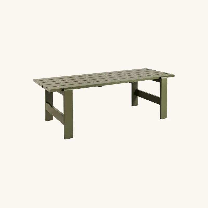 Table en pin laqué olive chez The Cool Republic
