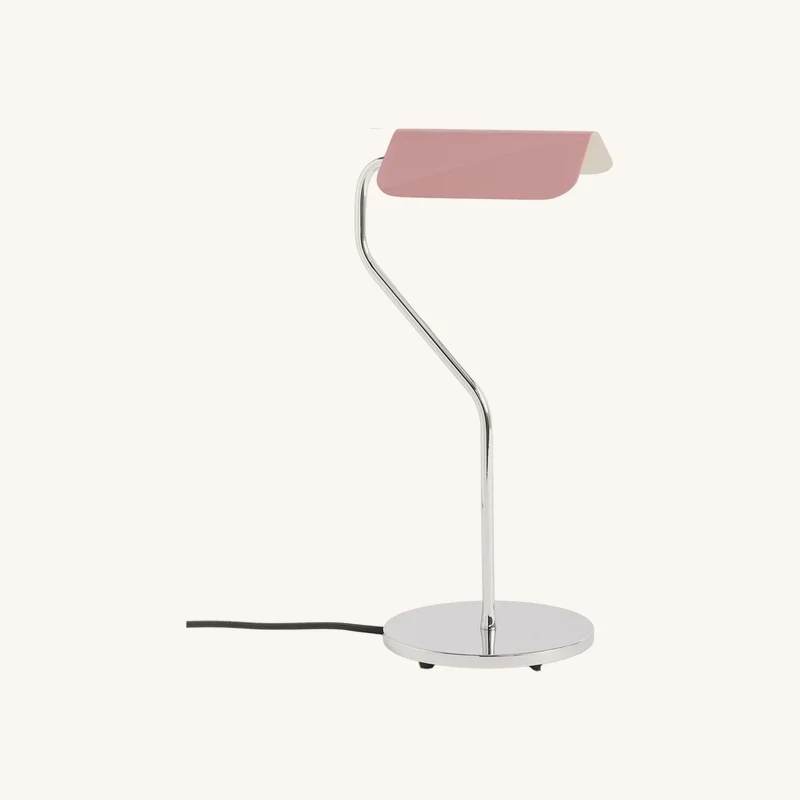 Lampe de bureau base incurvée rose chez The Cool Republic