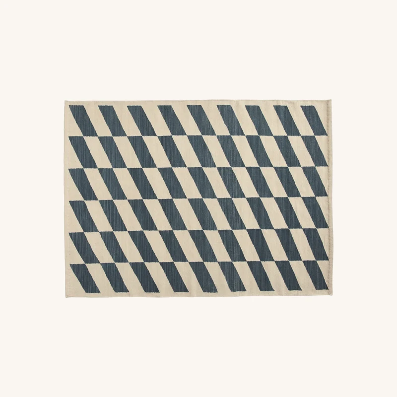 Tapis rectangulaire kelim en laine damier bleu chez The Cool Republic