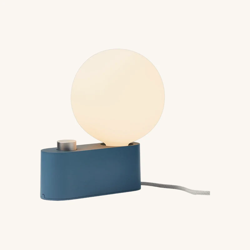 Lampe à poser en aluminium bleu saphire chez The Cool Republic