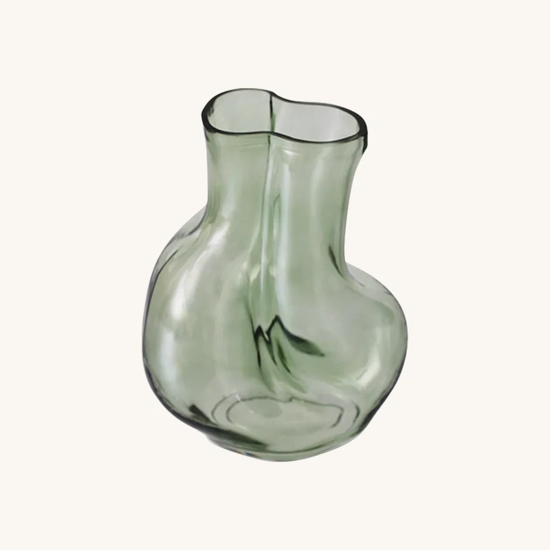 Vase en verre gleam olive chez The Cool Republic