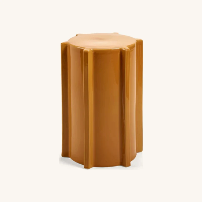 Table d'appoint géométrique en grès laqué ocre chez The Cool Republic