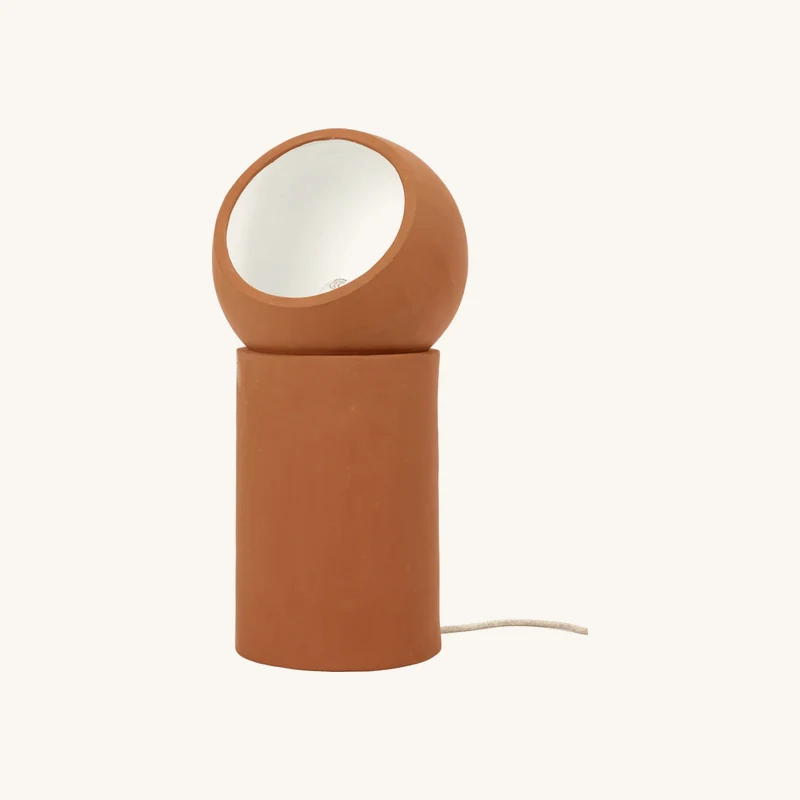 Lampe à poser en terre cuite chez The Cool Republic
