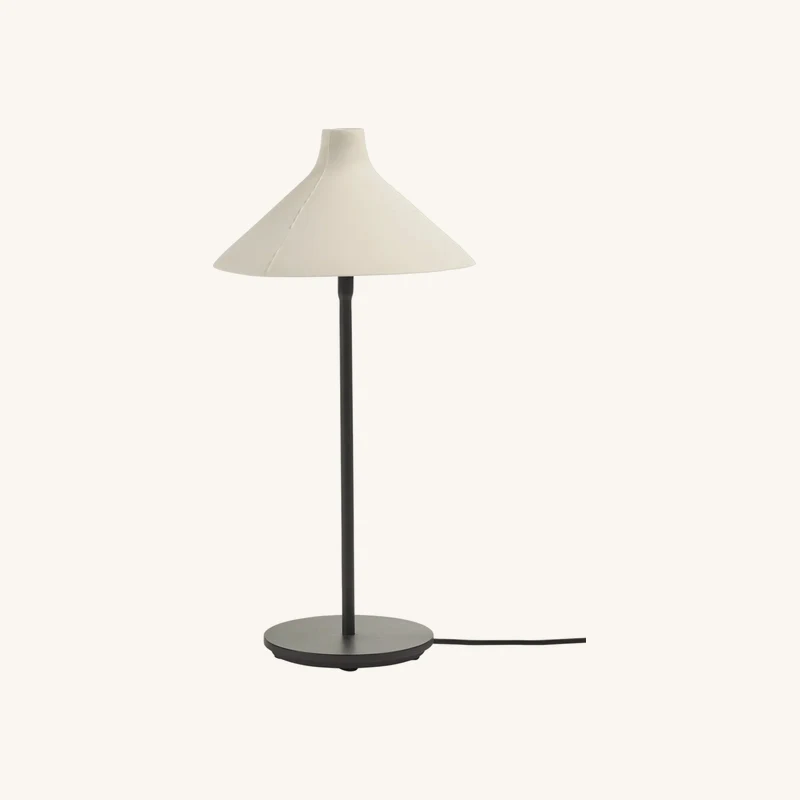 Lampe de table en porcelaine blanche chez The Cool Republic