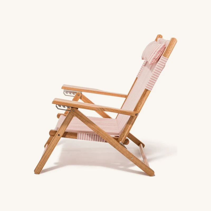 Chaise de plage pliante en toile à rayures rose chez The Cool Republic
