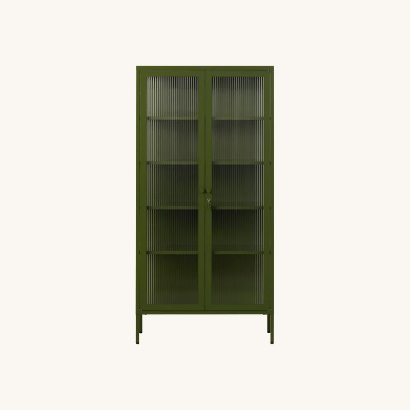 Vaisselier en acier vert olive et verre cannelé chez The Cool Republic