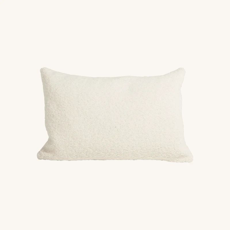 Coussin en bouclette crème avec garnissage chez The Cool Republic