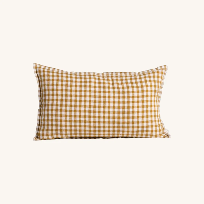Coussin en lin lavé vichy curry avec garnissage chez The Cool Republic
