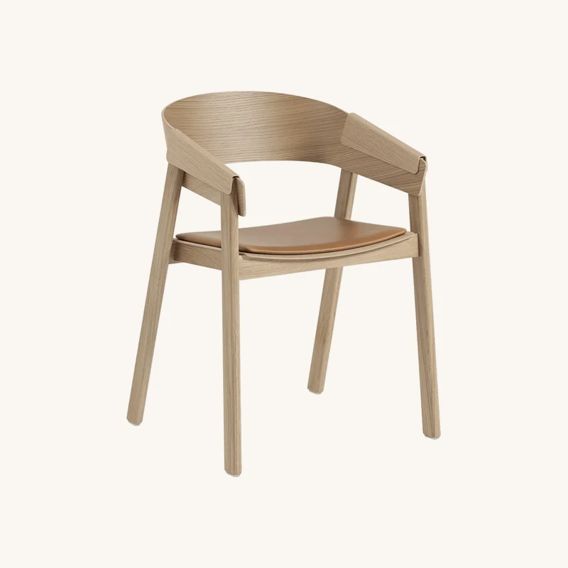 Fauteuil en chêne naturel et assise en cuir chez The Cool Republic