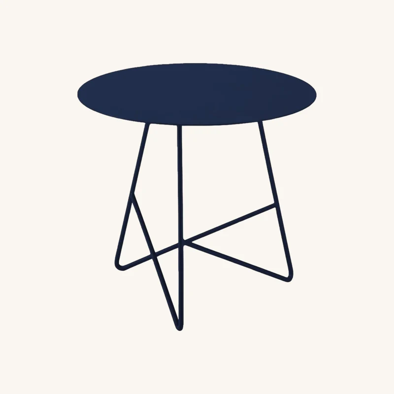 Table basse ronde en métal bleu marine chez The Cool Republic
