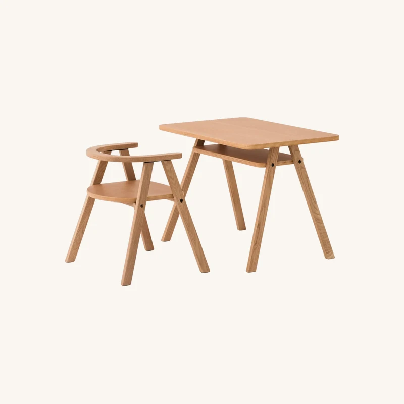 Ensemble bureau enfant avec 1 chaise en chêne chez The Cool Republic