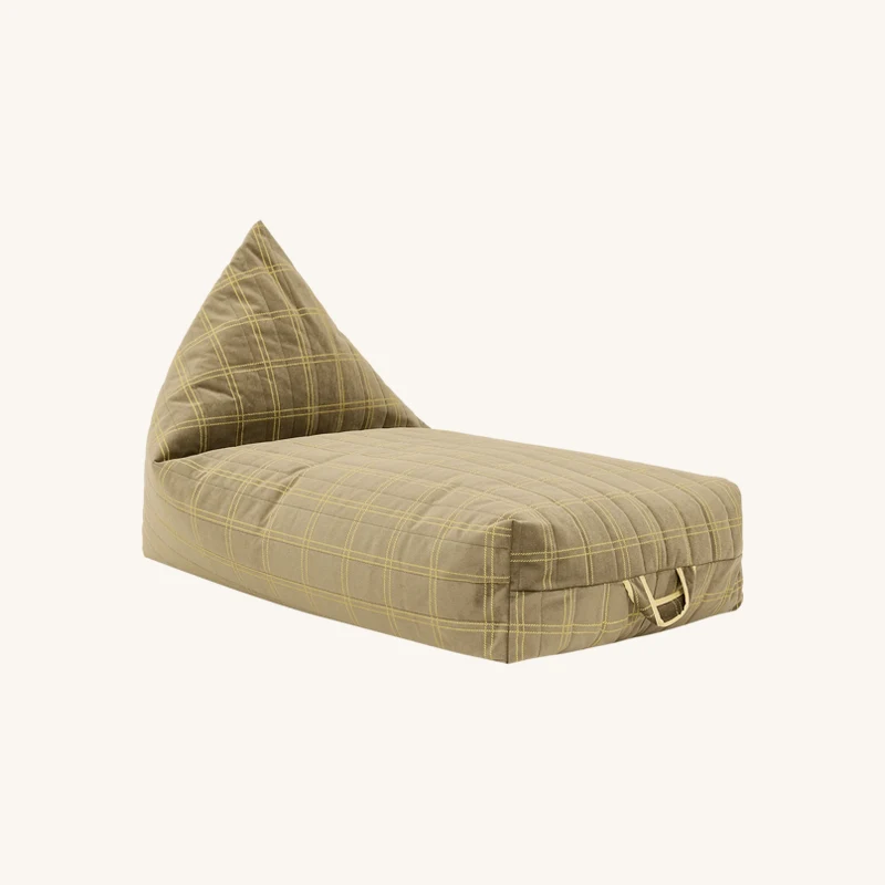 Pouf long pour enfant en velours recyclé chez The Cool Republic