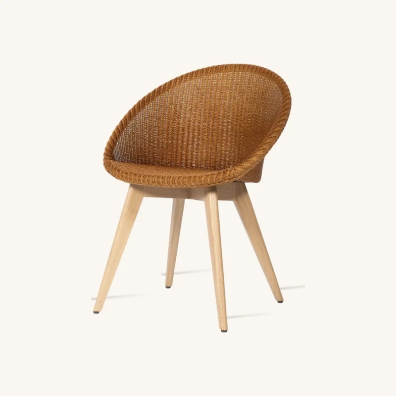 Chaise en tressage terracotta et piètement chêne chez The Cool Republic