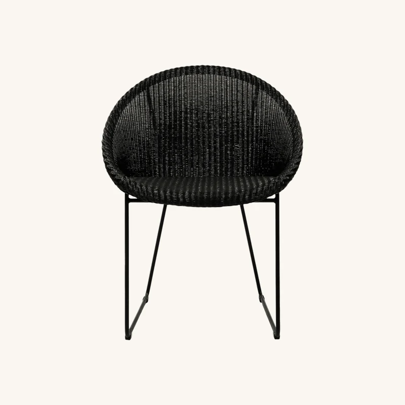 Chaise avec accoudoirs ronde en osier noir chez The Cool Republic