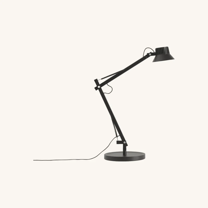 Lampe de bureau en métal noir chez The Cool Republic
