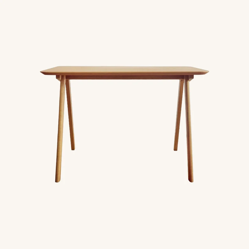 Bureau minimaliste rectangulaire en frêne foncé chez The Cool Republic
