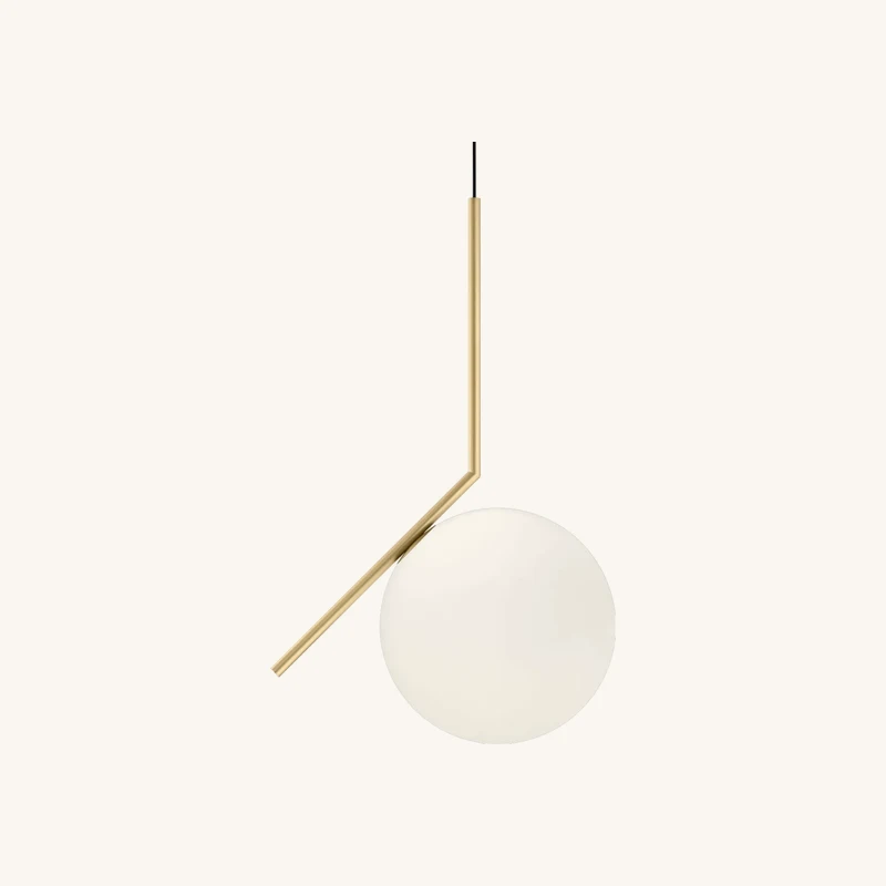 Suspension design en laiton satiné chez The Cool Republic
