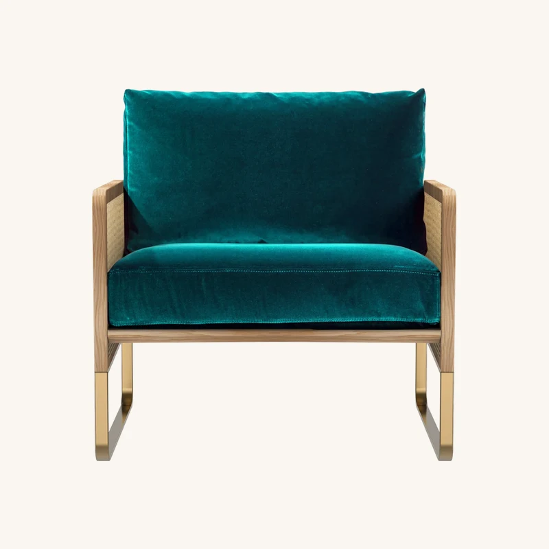 Fauteuil en bois naturel et velours bleu canard chez The Cool Republic