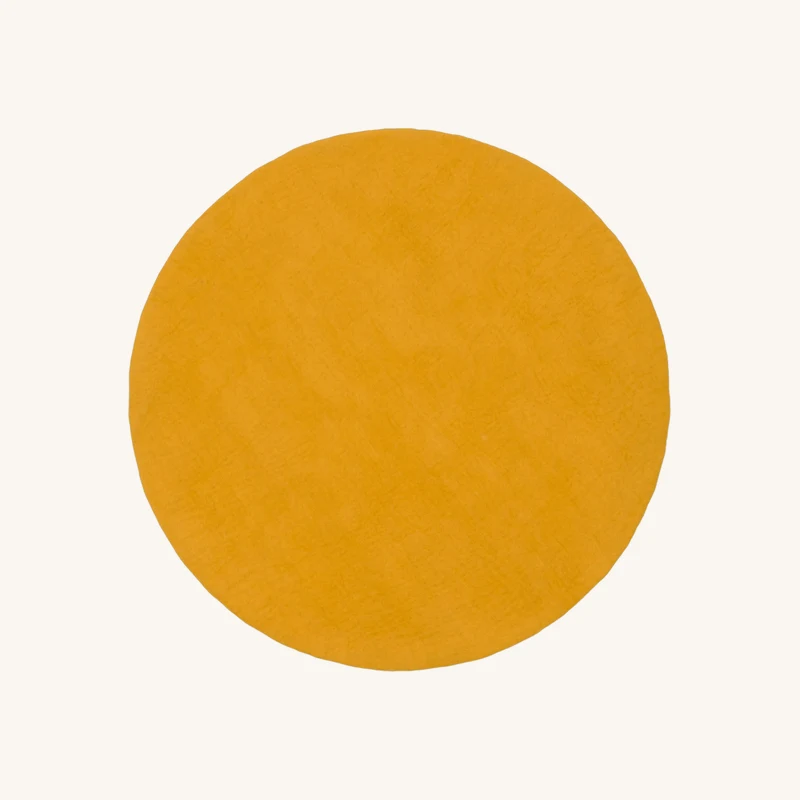 Tapis rond en laine moutarde chez The Cool Republic