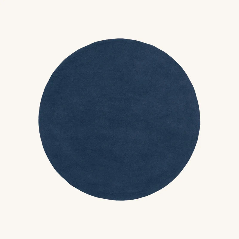 Tapis rond en laine bleu foncé chez The Cool Republic