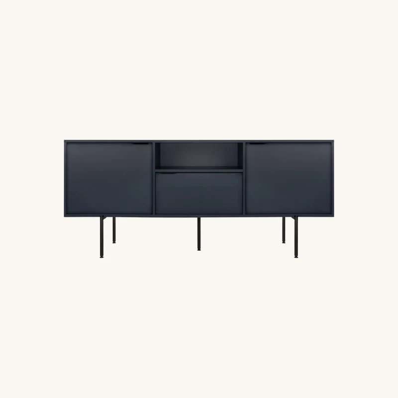 Buffet bas en particules de bois et acier bleu chez The Cool Republic