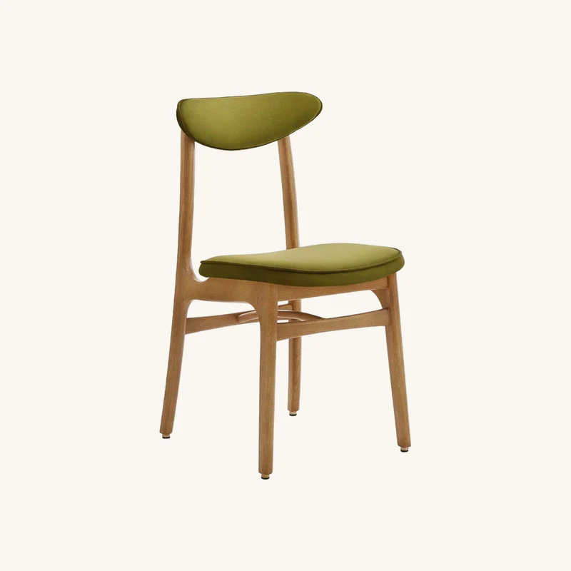 Chaise en velours olive et frêne naturel chez The Cool Republic