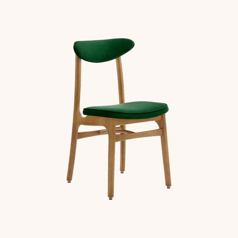 Chaise en velours vert bouteille et frêne nature chez The Cool Republic