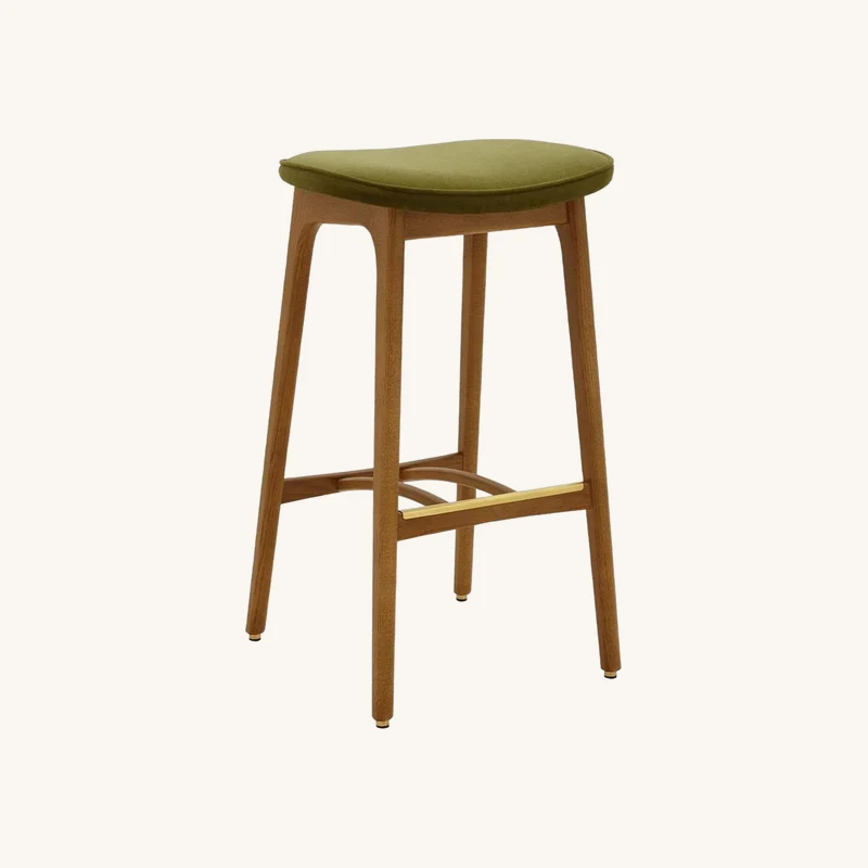 Tabouret de bar en velours brillant moutarde chez The Cool Republic