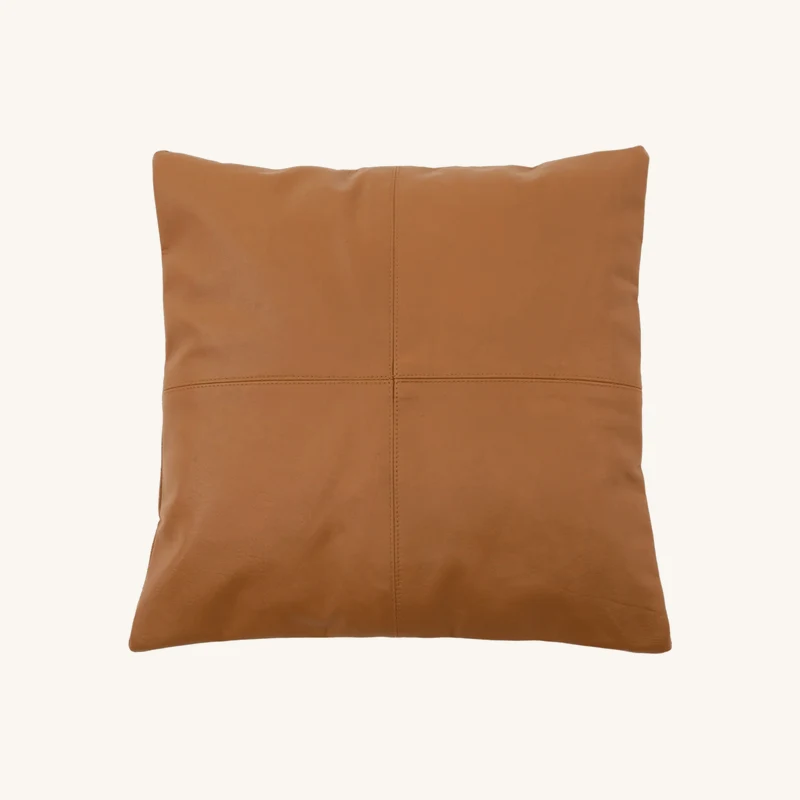 Housse de coussin à 4 panneaux en cuir chez The Cool Republic
