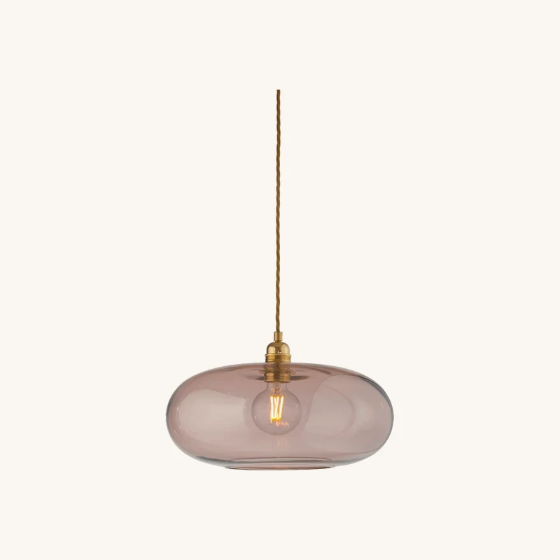 Suspension en verre rose transparent et détail chez The Cool Republic