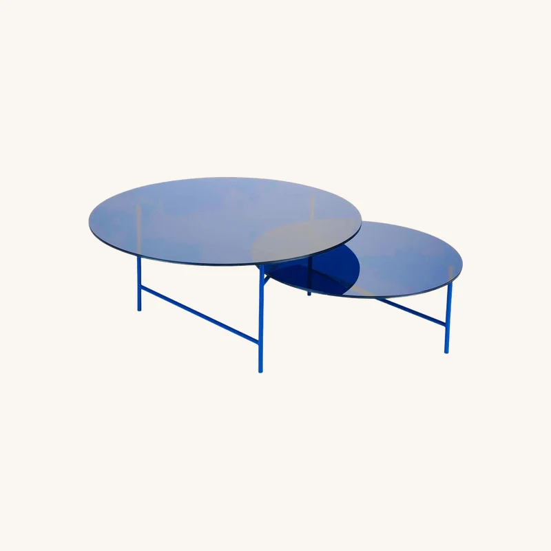 Table basse en verre bleu zorro chez The Cool Republic