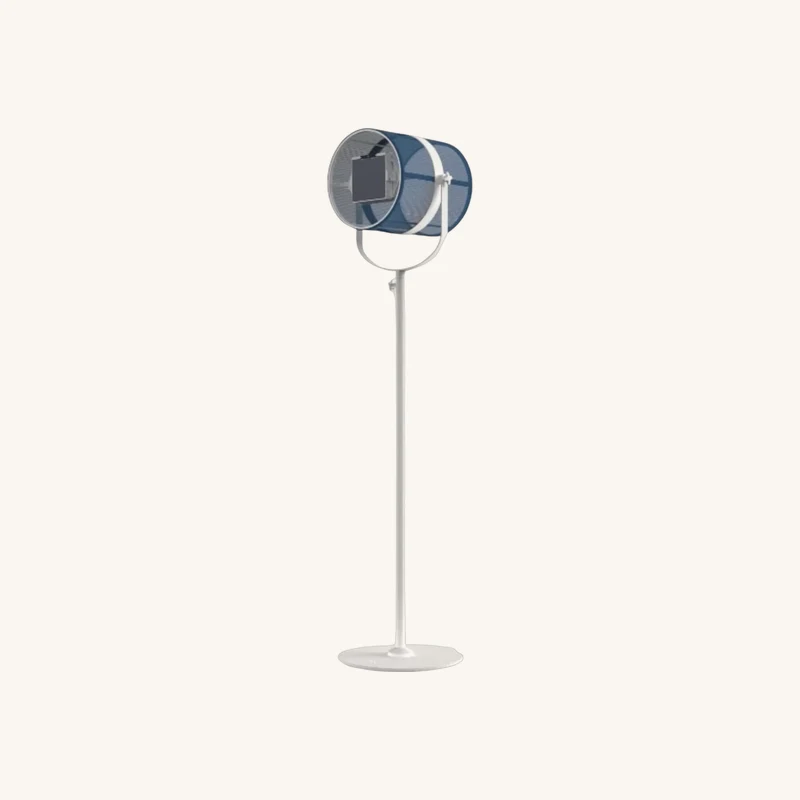 Lampadaire abat-jour bleu marine et pied blanc chez The Cool Republic