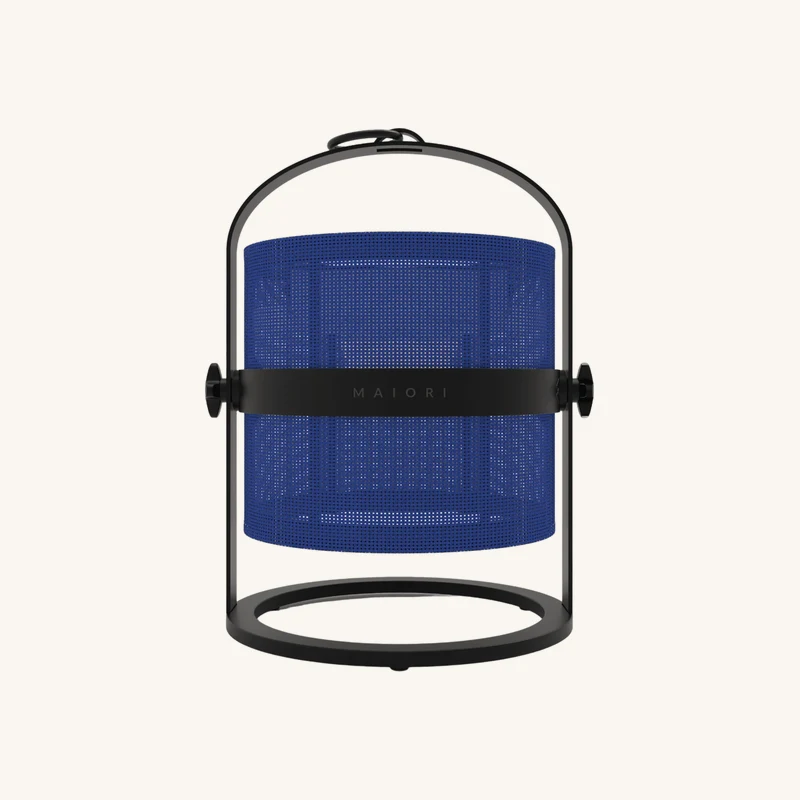 Petite lampe abat-jour bleu marine et cadre chez The Cool Republic