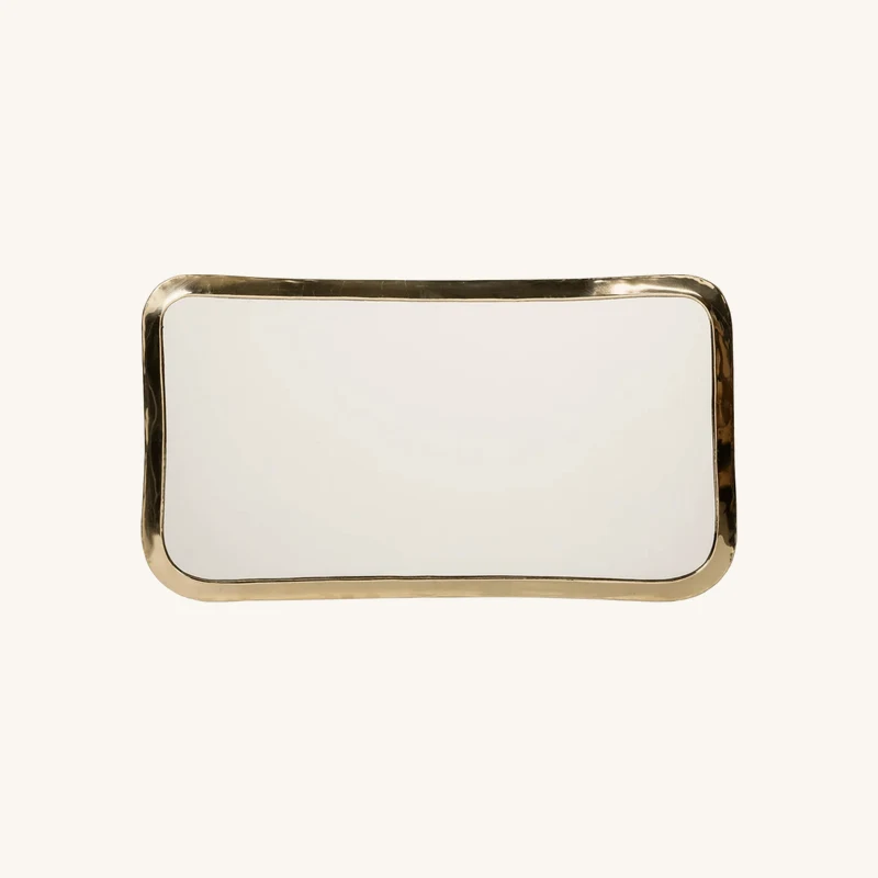 Miroir rectangulaire en laiton chez The Cool Republic