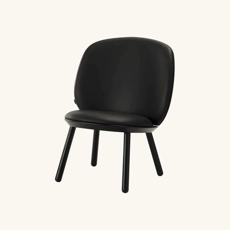 Fauteuil en frêne noir et cuir noir chez The Cool Republic
