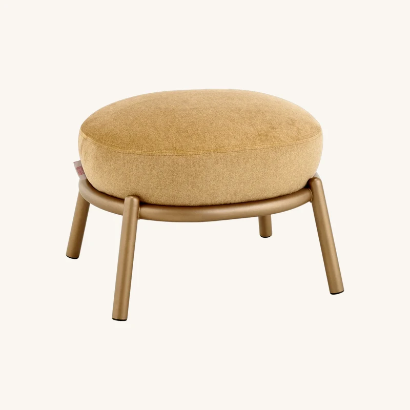 Tabouret rond en tissu doré et piètement chez The Cool Republic