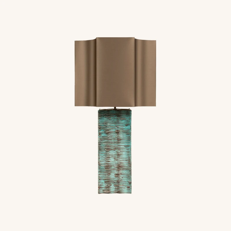Lampe en faience bleue rustique et marron chez The Cool Republic