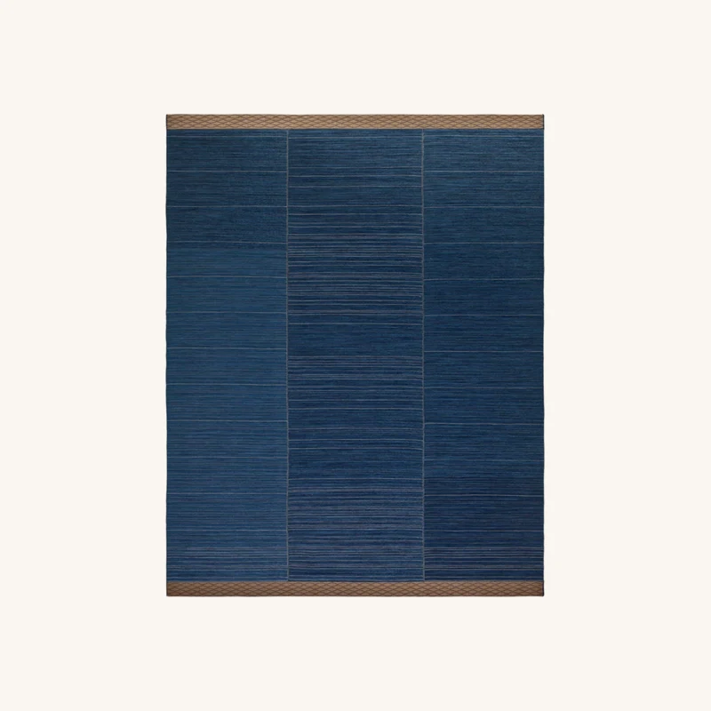 Tapis rectangulaire en tissage bleu chez The Cool Republic