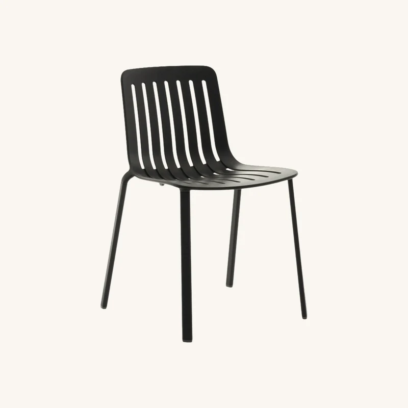 Chaise en aluminium noir chez The Cool Republic