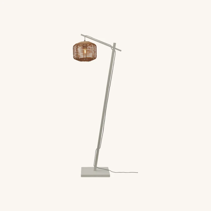 Lampadaire en bambou blanc avec abat-jour chez The Cool Republic
