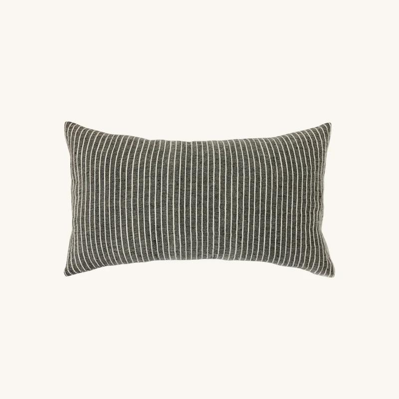 Coussin rayé monochrome (70X40Cm) chez The Cool Republic