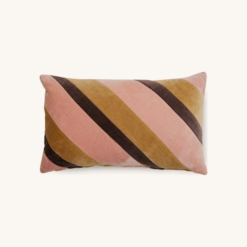 Coussin en velours rayé Sunkissed (50X30cm) chez The Cool Republic