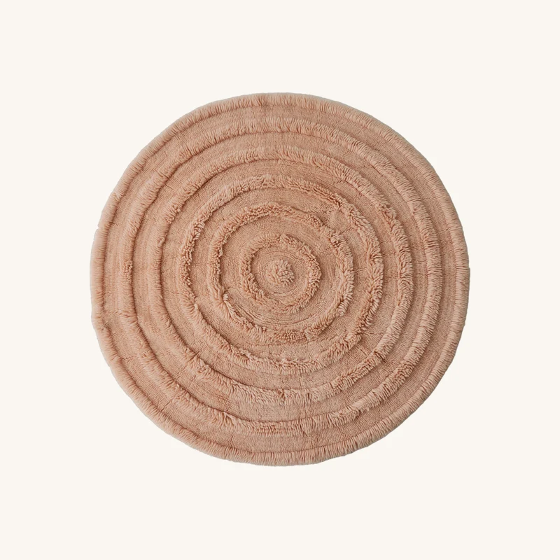 Tapis rond doux en laine rose chez The Cool Republic