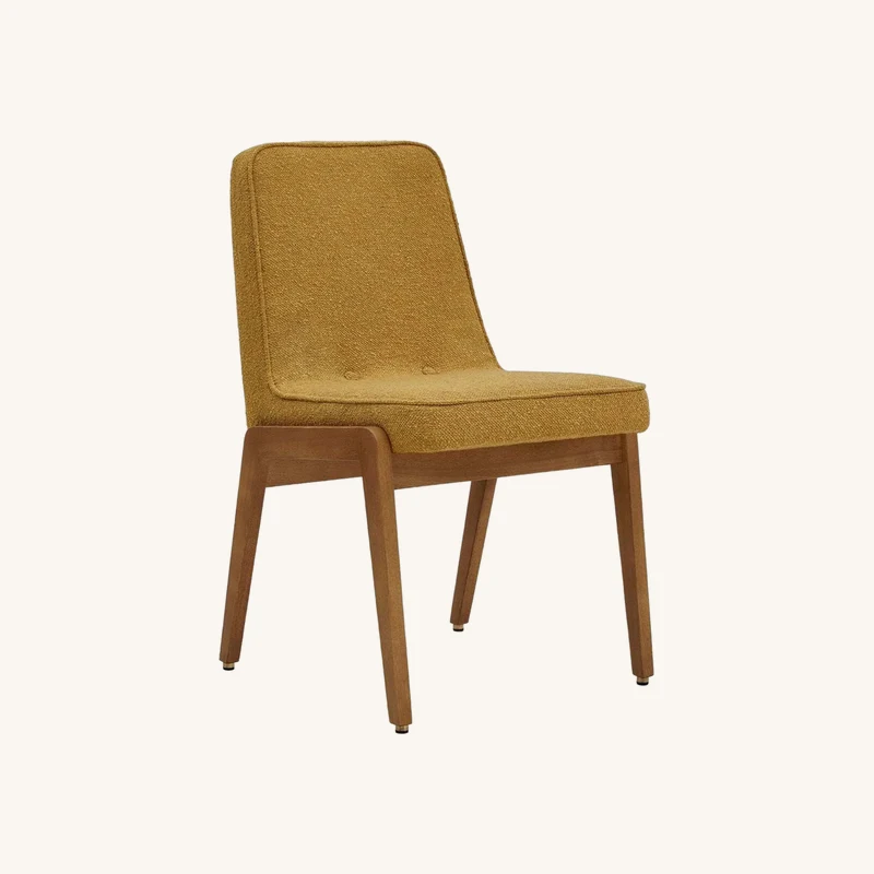 Chaise en tissu bouclé moutarde et frêne foncé chez The Cool Republic