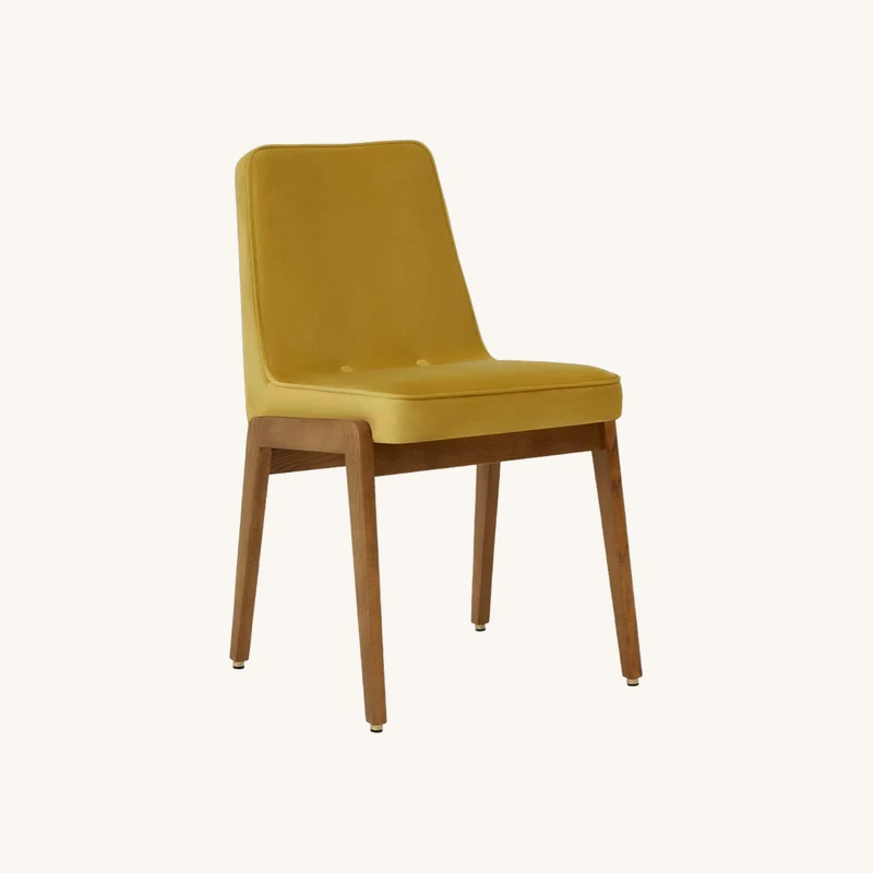 Chaise en velours brillant moutarde et frêne chez The Cool Republic
